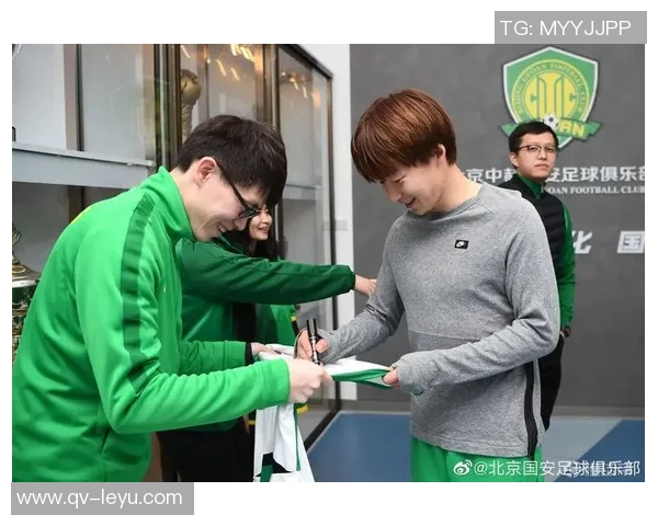 北京国安主场赛后邀请球迷家庭与队员亲密合影共度美好时光 北京国安主场赛后邀请球迷家庭与队员亲密合影共度美好时光