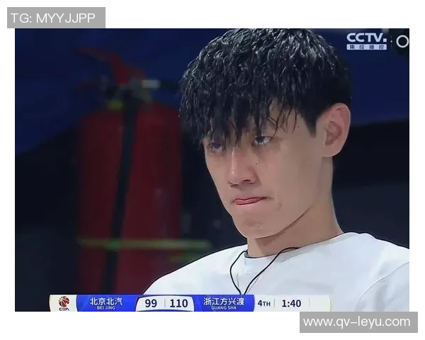 蔡老板昨晚与曾凡博击掌鼓励并嘱咐教练多给予他上场机会 蔡老板昨晚与曾凡博击掌鼓励并嘱咐教练多给予他上场机会