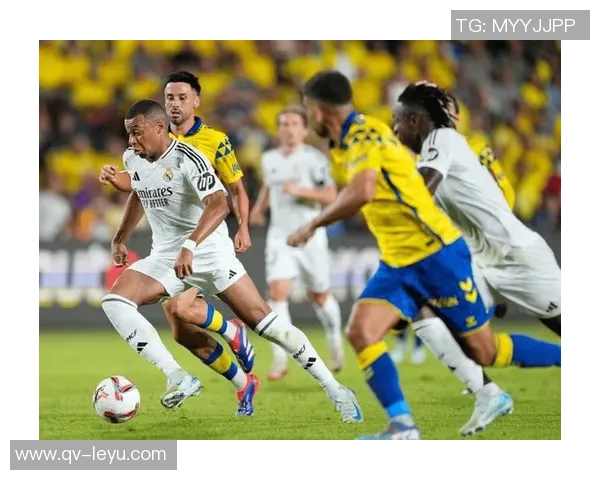 皇马反击机会错失姆巴佩禁区前射门偏离目标成高射炮